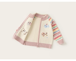 Detail van gestreept vest voor babymeisjes met kattenborduurwerk en ritssluiting