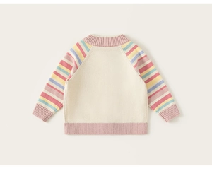 Detail van gestreept gebreid vest voor meisjes met raglanmouwen en geribde boorden