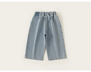 Detalle de la cintura elástica y textura de mezclilla azul claro en pantalones de niños