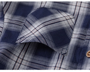 Vue détaillée d'une chemise à carreaux bleu marine avec poche poitrine et coutures nettes