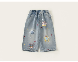 Detailopname van meisjes jeans met wijde pijpen, bloemenpatchwork en borduursels