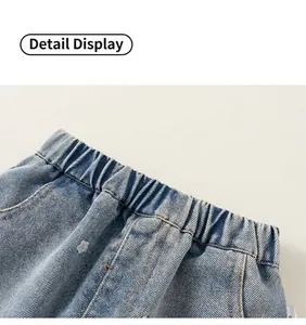 Detalle de vaqueros denim azul claro con cintura elástica y costuras amarillas