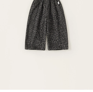 Detailansicht der weiten Kinderhose mit grauem Leopardenmuster aus weichem Strickstoff