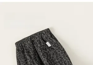Nahaufnahme der Kinderhose mit dunkelgrauem Leopardenmuster und bequemem Gummibund