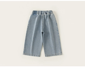 Detail van een lichtblauwe kinderjeans met wijde pijpen en een elastische tailleband