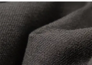 Nahaufnahme der dunkelgrauen Stricktextur mit dichten Details des Webmusters