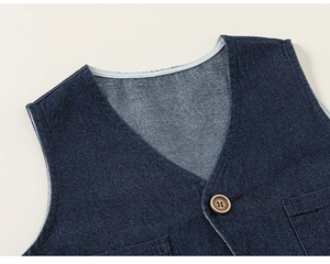 Détail du gilet en jean à col en V avec coutures fines et bouton en résine brune