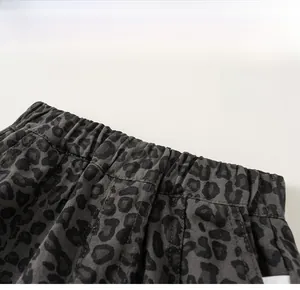 Detailansicht des elastischen Bundes der Jungenhose mit Leopardenmuster