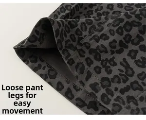 Detailaufnahme der lockeren Beinöffnung mit grauem Leopardenmuster auf Twill-Stoffhose