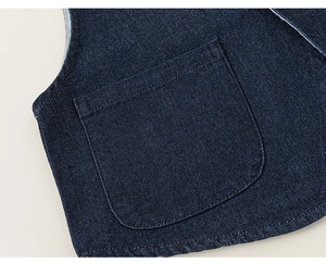 Détail du gilet en jean bleu foncé avec coutures premium et texture de poche plaquée