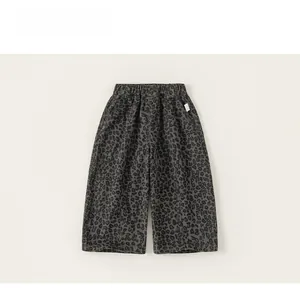 Detailansicht der Kinderhose mit Leopardenmuster, Gummibund und weichem Stoff