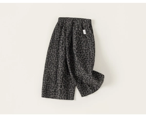 Detailaufnahme der Kinderhose mit Leopardenmuster und elastischem Bund in Grau
