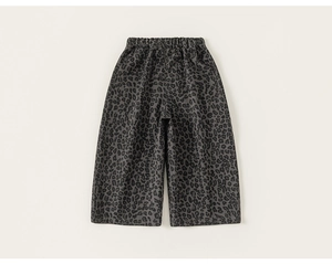 Detail der dunkelgrauen Kinder-Leopardenhose mit weitem Bein und Gummizug