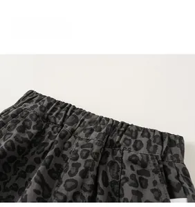 Detail der Kinder-Leopardhose mit elastischem Bund und Twill-Stoff für Jungen