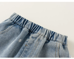 Macro-opname van lichtblauwe kinderjeans met elastische tailleband en fijn stiksel