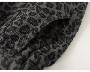 Detailansicht der Kinderhose mit Leopardenmuster, Tasche und Köperbindung Stoffstruktur