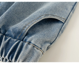 Detailweergave van kinder spijkerbroek tailleband met elastiek en zijzak blauw