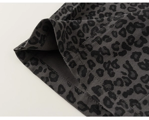 Detail von Leopardenmuster-Stoff mit schwerem Baumwoll-Twill und doppelten Steppnähten