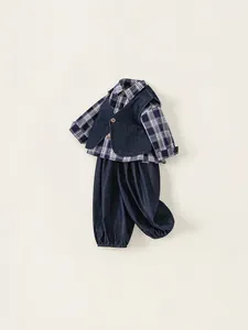 Ensemble trois pièces pour garçon avec chemise à carreaux, gilet denim et pantalon