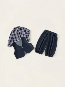 Ensemble trois pièces pour garçon avec chemise à carreaux, gilet en jean et pantalon