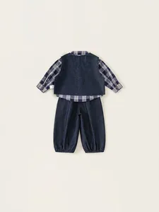 Ensemble trois pièces pour garçon avec chemise à carreaux, gilet denim et pantalon assorti