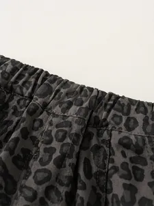 Dunkelgraue Jungen-Leopardenhose mit elastischem Bund und Twill-Stoff im lockeren Schnitt