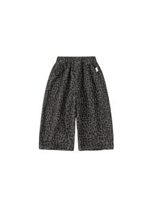 Kinder-Hose mit Leopardenmuster in Dunkelgrau, weites Bein und elastischer Bund