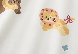 Detail van zachte gebreide stof met cartoon leeuwenprint en roze ruitpatronen
