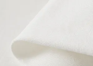 Detailopname van wit gebreide stof met zachte textuur en geribbelde elastische boorden