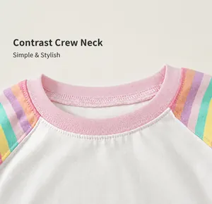 Detail van wit katoenen t-shirt met roze ronde hals en mouwen met kleurrijke regenboogstrepen