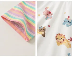 Detail van macaron gestreepte manchetten en kattenprints op het gebreide vest