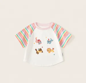 Detail van kleurrijke gestreepte mouwen en schattige kattenprints op wit katoenen shirt