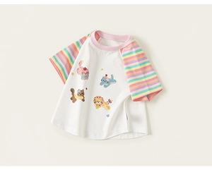 Detail van kleurrijke gestreepte raglanmouwen en schattige kattenprints op kinder-t-shirt