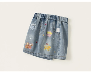 Vista detallada de pantalones vaqueros anchos para niños con parches bordados de flores