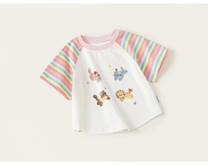 Detail van zacht katoenen kinder-T-shirt met regenboog raglanmouwen en schattige kattenprint