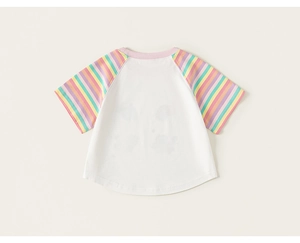 Detailopname van katoenen babyshirt met regenboogstrepen en roze ronde halslijn