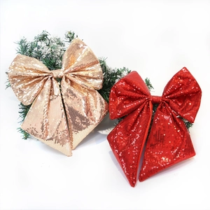 Dettaglio di fiocchi natalizi con paillettes rosse e oro con finitura glitterata