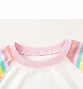 Detail van de geribbelde ronde hals en regenboogstreepmouwen van de kindertrui