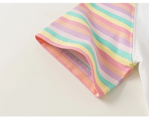 Detail van de gestreepte vestmouw voor baby's met hoogwaardige stiksels en katoen