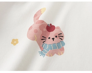 Detail van schattig kattenborduurwerk met roze stippen op wit gebreid katoenen vest