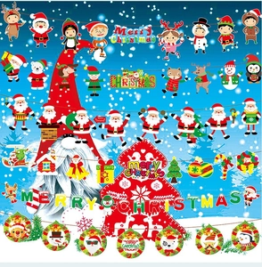 Détails de décorations de Noël colorées avec le Père Noël, un bonhomme de neige et un renne