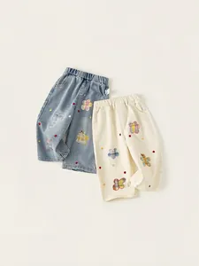 Set de pantalones infantiles con vaqueros azul claro y pantalón beige con bordado arcoíris