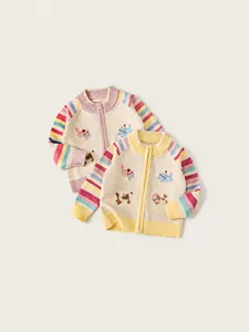 Gebreid kindervest met regenboogmouwen en schattig geborduurd dierenpatroon