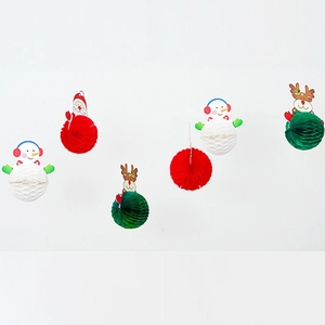 Détail de suspensions de Noël en papier nid d'abeille avec Père Noël, bonhomme de neige et renne