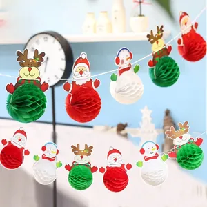 Détail de guirlande de Noël en papier alvéolé avec motifs Père Noël, renne et bonhomme