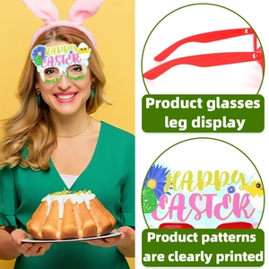 Dettaglio degli occhiali da festa Buona Pasqua con motivi di uova e pulcini colorati
