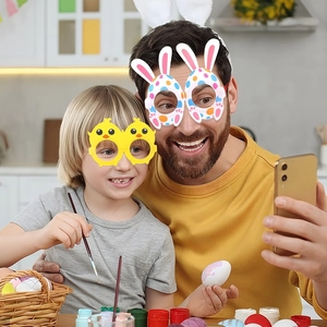Set di occhiali pasquali con design di coniglio e pulcino per foto di gruppo festive