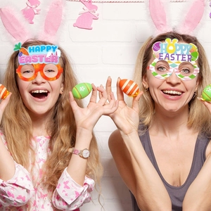 Dettaglio di occhiali colorati Buona Pasqua con orecchie di coniglio e motivi carote