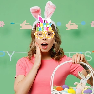 Set festa di Pasqua con cerchietto orecchie da coniglio, occhiali colorati e cesto intrecciato