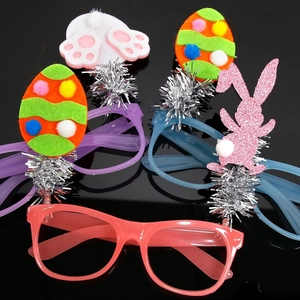 Detalle de gafas de fiesta de Pascua con orejas de conejo brillantes y huevos de colores